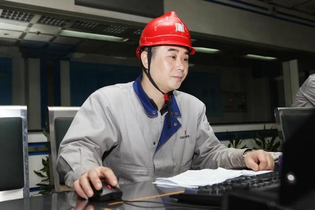 匠心“質”造汪毅剛:“燒鍋爐” 41年演繹激情“燃燒”的歲月(圖3) 匠心“質”造汪毅剛:“燒鍋爐” 41年演繹激情“燃燒”的歲月(圖3)