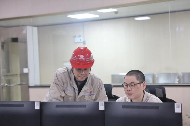 匠心“質”造汪毅剛:“燒鍋爐” 41年演繹激情“燃燒”的歲月(圖4) 匠心“質”造汪毅剛:“燒鍋爐” 41年演繹激情“燃燒”的歲月(圖4)